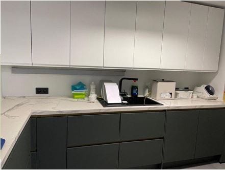 Plan de travail en marbre et façades anthracite du cabinet dentaire