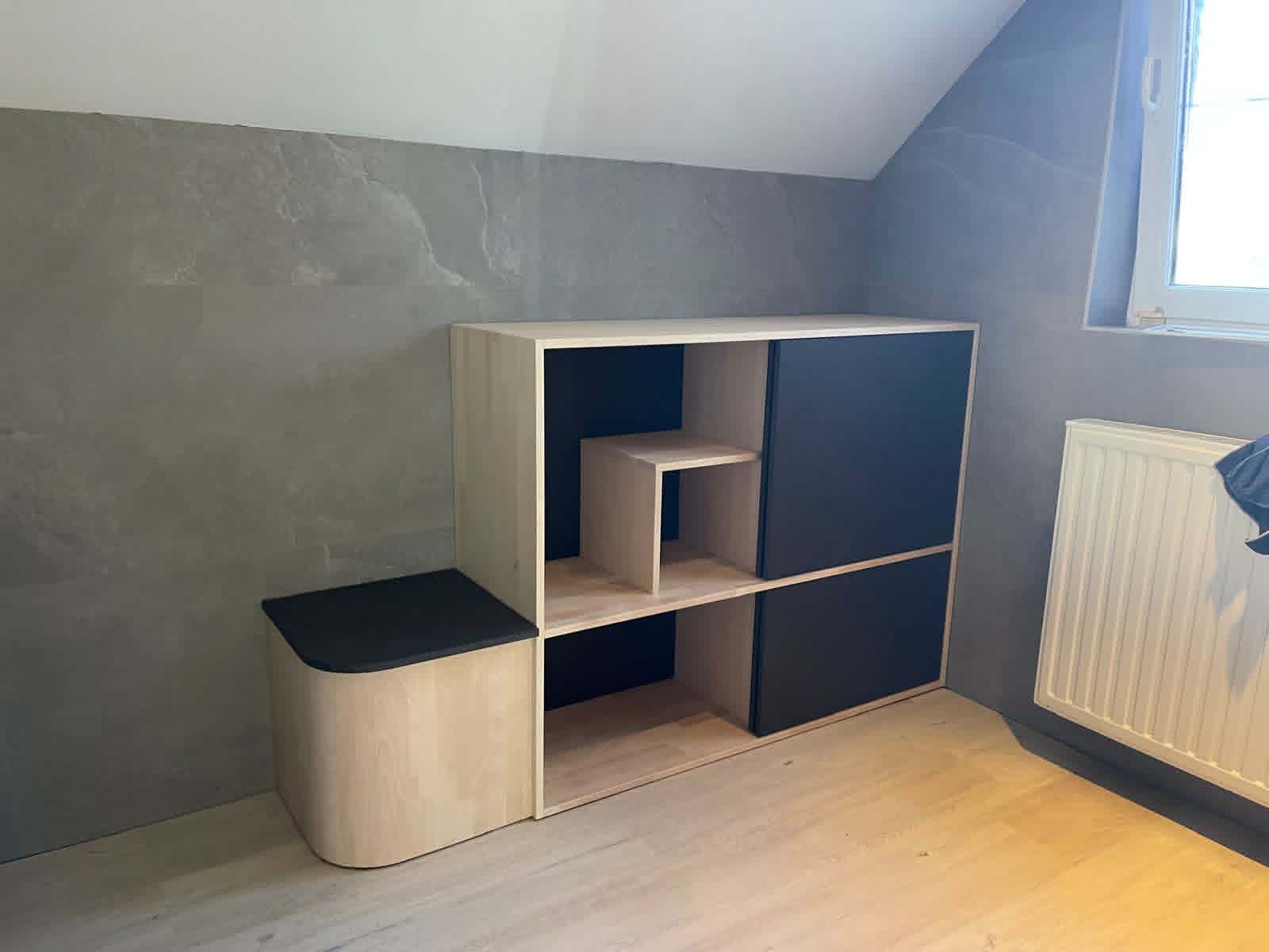 Matière murale sombre et meuble sur mesure