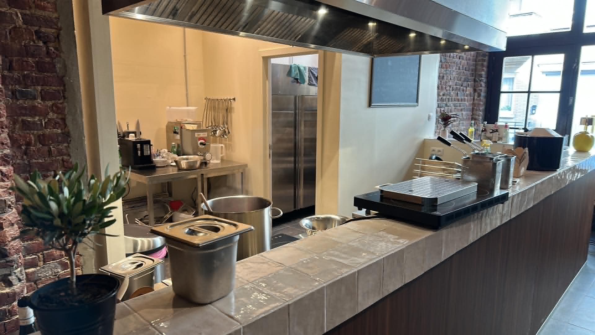 Comptoir bois et plan de travail du restaurant